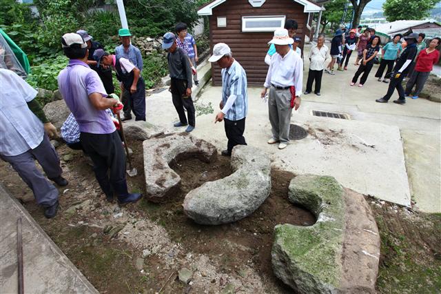 일제가 민족정기를 끊으려고 백두대간에 설치한 목돌이 처음 발굴돼 전북 남원시 주촌리 노치마을에 전시돼 있다. 남원문화원 제공 