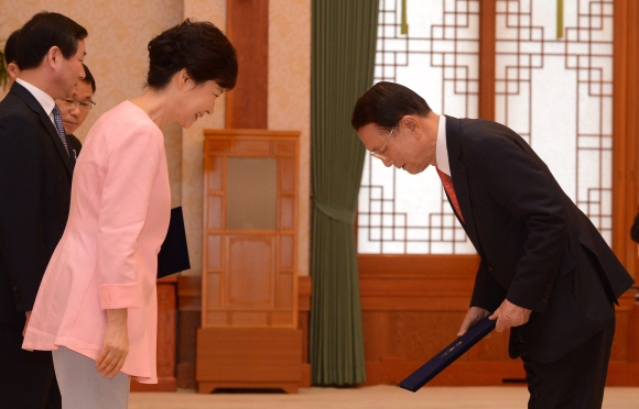 박근혜 대통령이 8일 청와대에서 김기춘(오른쪽) 신임 비서실장에게 임명장을 수여한 뒤 인사하고 있다. 