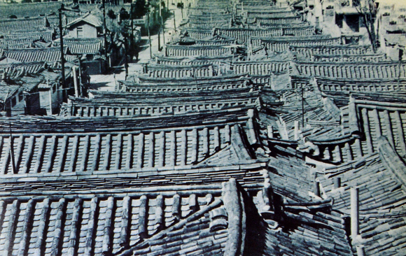 도시형 한옥들이 처마를 맞대고 늘어선 1970년 서울 도심. 가회동, 명륜동, 동숭동을 중심으로 개량형 한옥이 빼곡하게 들어서 ‘서울은 만원이다’를 실감 나게 했다. 개발 광풍이 시작된 1966년 서울의 주택 부족률은 54%에 이르렀고, 13만여채의 무허가 판잣집이 하천변과 산비탈을 채우고 있었다. 서울학연구소 간 ‘서울 20세기’ 중에서