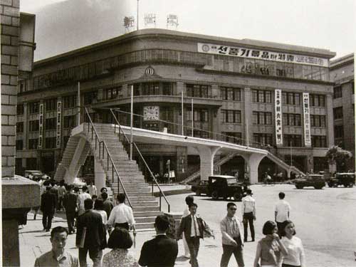 한국은행과 신세계백화점을 잇는 육교가 1966년 6월 완공돼 개통을 앞두고 있다.  서울시 제공