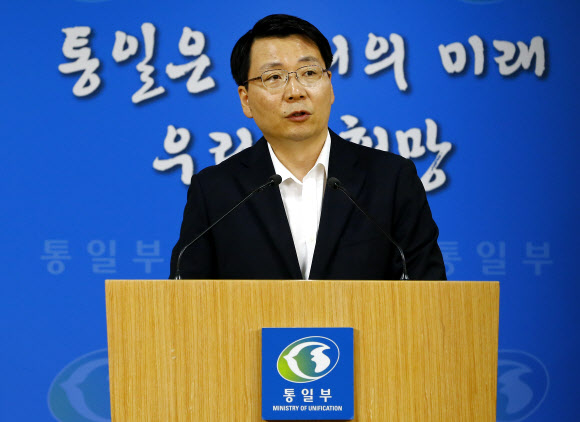 김형석 통일부 대변인이 9일 오전 세종로 정부서울청사에서 열린 정례 브리핑에서 취재진의 질문에 답하고 있다. 연합뉴스