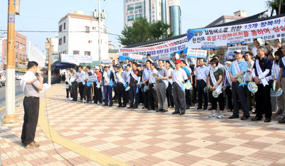 한전 ‘765㎸ 송전탑 갈등 해결’ 홍보전  12일 경남 밀양 옛 관아 앞에서 한국전력공사 밀양특별대책본부와 밀양지사 등 직원 110여명이 집회를 열고 ‘765㎸ 송전탑 갈등 해결’을 위한 홍보전을 펼치고 있다.  연합뉴스