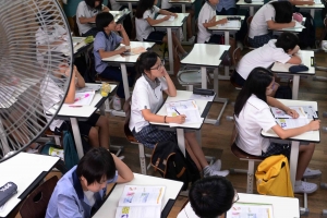 “덥다 더워” …찜통더위속 일부 중고교 개학