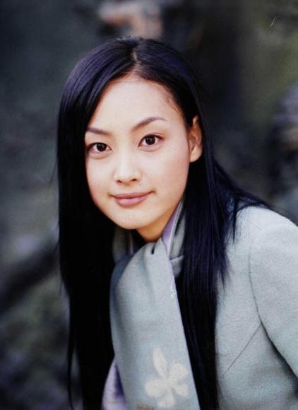 이나영(20) KBS-2TV 월화 드라마 ‘마법의 성’의 공주 윤희역을 맡았다.