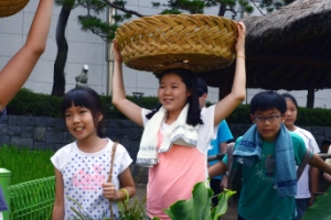 새참 이고 물지게 지고… 70년대 농가체험