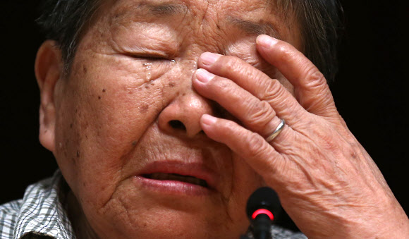 일본군 위안부 피해자의 눈물의 증언 중국에 거주하는 일본군 위안부 피해자 하상숙 할머니가 13일 오전 서울 종로구 아산정책연구원에서 열린 ‘제1회 세계 일본군 위안부 기림일 기념 국제심포지엄’에서 눈물을 흘리며 피해 증언을 하고 있다. 하 할머니는 2000년 일본군성노예전범여성국제법정에 증언자로 참석해 일본군 위안부의 피해를 고발한 바 있다. 한국에서 위안부 피해를 최초 증언한 故 김학순 할머니를 기려 ‘김학순의 날’로도 불리는 ‘세계 일본군 위안부 기림일(8월14일)’은 지난해 12월 열린 제11차 일본군위안부 문제 해결을 위한 아시아 연대회의에서 제정됐다. 이날은 22년 전 김 할머니가 피해를 최초로 공개 증언한 날이다.  연합뉴스