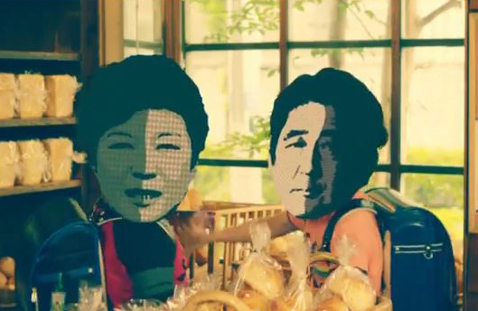 일본 밴드 ‘사잔 올스타즈’가 한·일 역사인식을 둘러싼 갈등을 주제로 한 노래를 발표해 화제를 모으고 있다. 뮤직비디오 속에는 박근혜 대통령과 아베 총리의 가면을 쓴 사람들이 싸우고, 화해하는 등의 모습이 담겨져 있다. 유튜브 영상 캡쳐