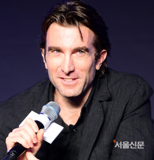 14일 서울 여의도 콘래드호텔에서 영화 ‘엘리시움’ 홍보차 방한한 할리우드 배우 샬토 코플리가 취재진의 질문에 대답하고 있다.<br>손진호기자 nasturu@seoul.co.kr