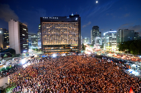 국가정보원 대선 개입을 규탄하는 제7차 촛불집회에 참여한 시민들이 14일 밤 서울시청 앞 서울광장에 모여 촛불을 밝히고 있다. 박지환 기자 popocar@seoul.co.kr