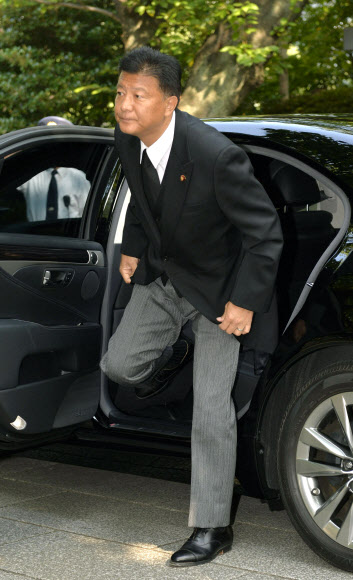 야스쿠니신사를 참배하기 위해 차에서 내리는 신도 요시타카(新藤義孝) 일본 총무상. 연합뉴스