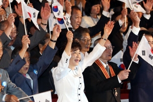 朴대통령, 새 남북관계 박차· 日엔 과거직시 호소