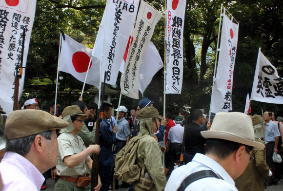 15일 일본 도쿄도 지요다구 야스쿠니(靖國) 신사에서 옛 일본군 복장을 한 남성들이 행진을 하고 있다. 연합뉴스