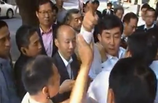 이종걸 민주당 의원이 15일 일본 야스쿠니 신사로 진입하려다 경찰의 제지를 받고 있다. 이종걸 의원실 영상 캡처
