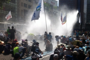 8·15 집회 충돌… 새 정부, 서울서 첫 물대포 발사