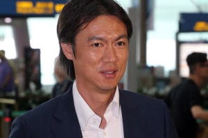 ‘4경기 무승’ 홍명보 감독, 독일파 점검 출국