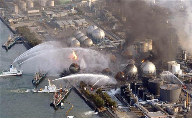 2011년 3월 동일본 대지진 당시 해안가 발전소에서 발생한 화재를 진압하는 모습. 서울신문DB