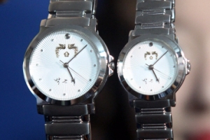 靑 ‘박근혜 시계’ 공개… 8·15 초청 유공자에 첫 선물