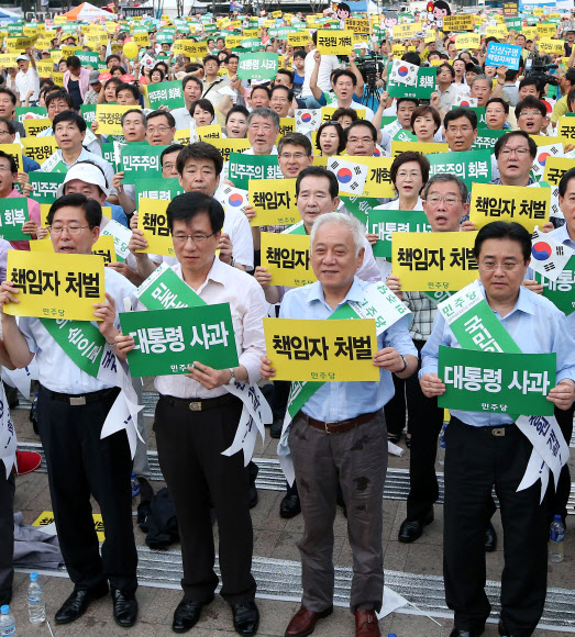 김한길 민주당 대표(오른쪽에서 두번째), 전병헌 원내대표(오른쪽)와 의원들이 17일 오후 서울광장에서 열린 ‘민주주의 회복과 국정원 개혁촉구 3차 국민보고대회’에서 국정원 대선개입 사태 해결을 촉구하며 구호를 외치고 있다. 연합뉴스