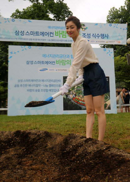 피겨여왕 김연아가 지난 17일 서울대공원에서 삼성전자와 에너지관리공단이 함께 추진하는 녹지공간 ‘바람의 숲’ 조성 기념행사에 참석, 식수하고 있다.  삼성전자 제공