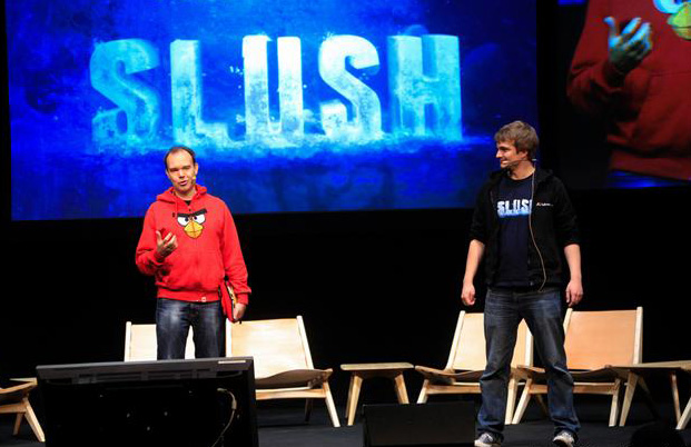 세계적 히트 게임인 앵그리버드를 만든 로비오 엔터테인먼트의 최고마케팅책임자인 페테르 베스테르바카(왼쪽)가 알토대의 슬러시 콘퍼런스에서 강연하고 있다.