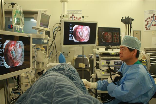 위암은 한국인에게 흔하면서도 특이 증상이 없어 발견이 쉽지 않은 만큼 정기적인 내시경 검사가 무엇보다 중요하다. 사진은 정훈용 교수가 내시경 절제술로 위암 환자를 치료하는 장면. 서울아산병원 제공