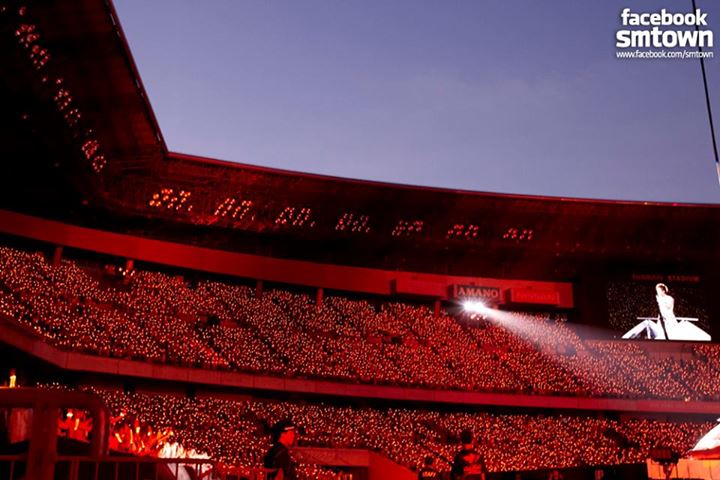 17일 일본 요코하마의 닛산 스타디움에서 열린 ‘동방신기 LIVE TOUR 2013 ~TIME~’의 피날레 공연에서 팬들이 환호하고 있다.  SM 엔터테인먼트 제공