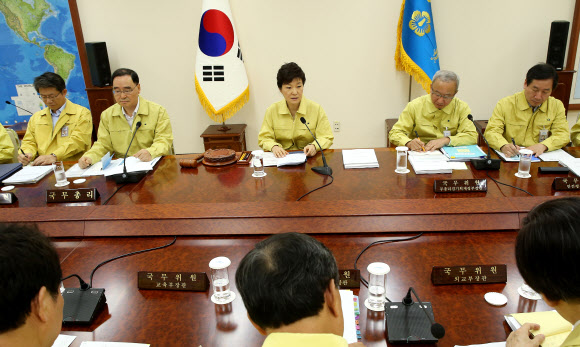 박근혜 대통령이 을지연습 첫날인 19일 오전 ‘지하벙커’로 불리는 청와대 국가위기관리상황실에서 ‘을지 국무회의’’를 주재하고 있다. 청와대 제공