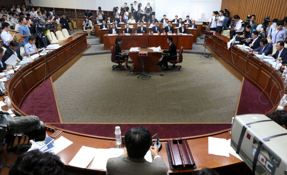 국가정보원 댓글의혹 사건 규명을 위한 국정조사 특위 2차 청문회가 19일 오전 국회에서 열리고 있다.  연합뉴스