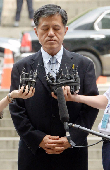 전두호 전 대통령의 비자금 관리창구로 지목되고 있는 처남 이창석씨가 19일 영장실질심사를 받기 위해 법정으로 들어서고 있다.  정연호 기자 tpgod@seoul.co.kr