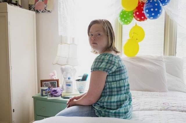제니 해치가 지난 15일(현지시간) 미국 버지니아주 햄프턴에 있는 자신의 방에 앉아 있는 모습. 워싱턴포스트