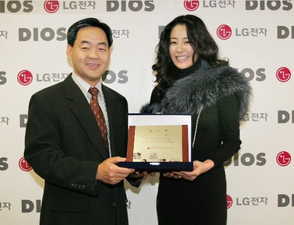 LG전자가 가전 브랜드인 ‘디오스’ 전 품목에 탤런트 고현정씨를 띄우기로 했다. 강신익 LG전자 한국마케팅부문장은 22일 디오스 냉장고와 김치냉장고의 광고 모델로 활약하는 고씨와 디오스 7개 전품목에 대한 모델 계약을 하고, 브랜드 이미지와 매출 상승에 대한 감사패를 전달했다.