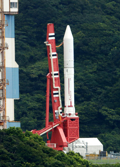 일본 가고시마현 기모쓰키에 있는 우치노우라 우주공간관측소에서 20일 발사 예행연습에서 정비탑으로부터 이동 중인 신형 고체연료 로켓인 ‘엡실론’의 모습. 연합뉴스