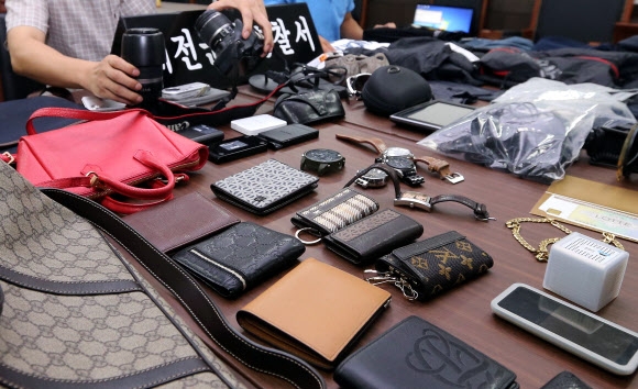 대전 둔산경찰서 소회의실 탁자 위에 개인택시기사 A씨가 훔친 물품이 놓여 있다. 연합뉴스