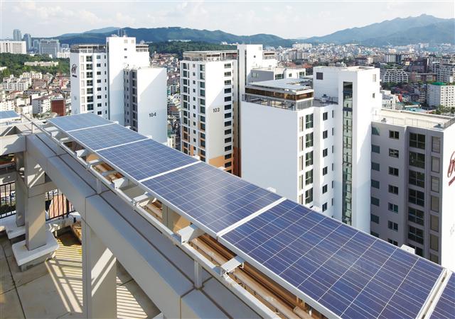 현대건설 힐스테이트 아파트에 설치된 태양광 발전기는 에너지 절약 아파트의 새로운 디자인으로 자리 잡고 있다. 현대건설 제공