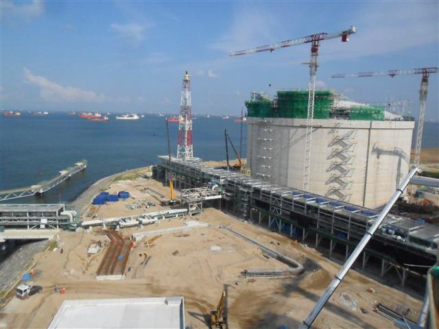 공사 금액만 9억 1800만 달러에 달해 세계 최대 규모의 LNG 인수기지 공사로 꼽히는 싱가포르 프로젝트 현장의 모습. 삼성물산 제공