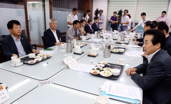 나성린(오른쪽) 새누리당 정책위부의장과 한진현(왼쪽) 산업통상자원부 2차관이 21일 오전 국회 의원회관 식당에서 열린 새누리당 에너지특위 2차 전체회의에서 전력수급 개편 방안 등을 논의하고 있다. 당정은 이날 회의에서 연료비가 오르면 전기요금을 자동으로 올리는 ‘연료비 연동제’ 등을 도입하기로 했다. 이호정 기자 hojeong@seoul.co.kr