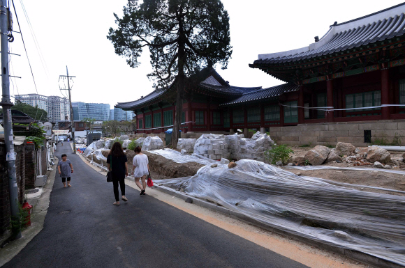 올 11월 개관을 앞두고 마무리 공사가 한창인 서울 종로구 소격동 국립현대미술관 서울관. 미술관 뒤편 ‘종친부’를 둘러쌌던 조선시대 돌담의 복원을 놓고 지역 주민과 문화재 관련 단체 간 이견이 팽팽히 맞서고 있다. 이언탁 기자 utl@seoul.co.kr