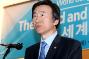 윤병세 “정부 신뢰외교는 정치적 낭만주의 아니다…北 변화하게 강력 유도”