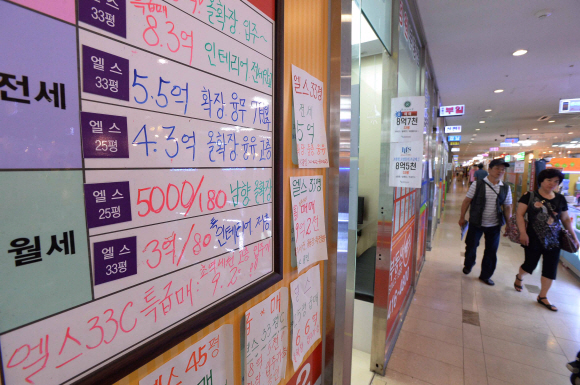 정부가 오는 28일 전·월세 대책을 발표할 예정인 가운데 22일 서울 송파구 잠실동의 한 부동산중개 사무소에 전·월세 시세판이 걸려 있다. 이언탁 기자 utl@seoul.co.kr