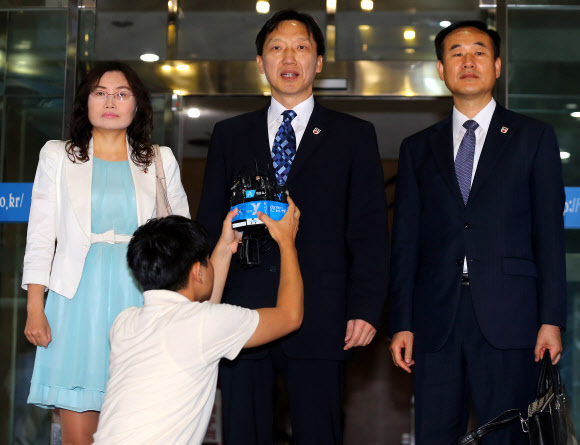 23일 오전 남북 적십자 실무접촉을 위해 우리 측 수석대표인 이덕행 대한적십자사 실행위원(가운데)을 비롯한 대표단 일행이 서울 종로구 삼청동 남북회담본부 앞에서 취재진 질문에 답하고 있다. 이 위원은 ”이번 회담에서 이산가족의 이산의 아픔을 덜어드릴 수 있도록 최선을 다하겠다”고 말했다. 이번 접촉에서는 이산가족 상봉 행사의 장소와 일시, 상봉 규모 등 실무적인 문제는 물론 이산가족 상봉 정례화, 대북 지원 문제 등에 대한 폭넓은 논의가 이뤄질 전망이다.  연합뉴스