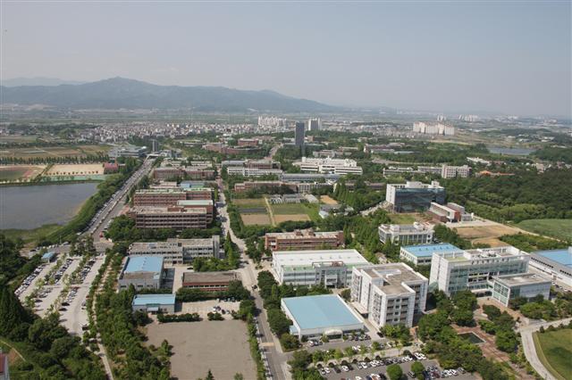 경북 경산시의 도심인 대학로 주변에 자리 잡은 영남대 캠퍼스 전경. 인근에 11개 대학이 위치해 전국 최대 대학도시의 면모를 자랑하고 있다.