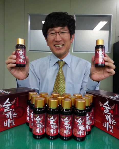 김동구 수석연구원은 숙취해소 음료를 개발하려고 회식 때마다 소주 한 병을 들이켰다.