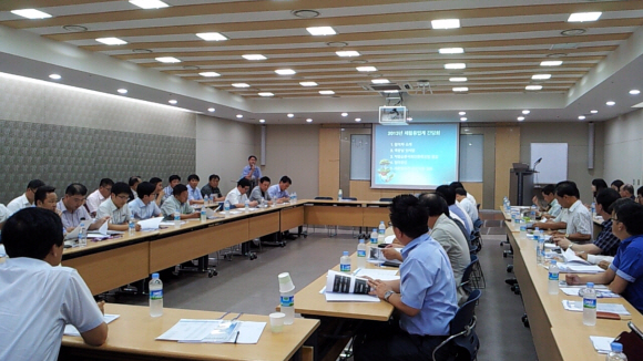 지난 22일 서울역 대회의실에서 열린 ‘자원순환사회 전환촉진법’에 대한 간담회에서 환경부와 관련 업계 대표들이 한자리에 모여 열띤 토론을 벌였다.