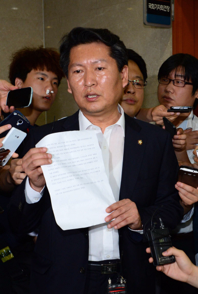 정청래 민주당 의원이 지난 6월 24일 기자회견을 갖고 국정원의 NLL 대화록 공개에 대한 입장을 밝히고 있다. 서울신문 포토라이브러리