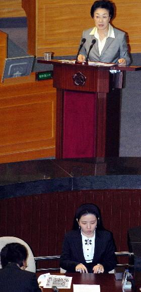 국회 속기사들이 본회의 내용을 컴퓨터 속기로 받아치고 있다. 사진은 지난 2006년 당시 한명숙 국무총리가 국회 대정부질문 정치분야에 출석해 답변하고 있는 모습. 서울신문 포토라이브러리