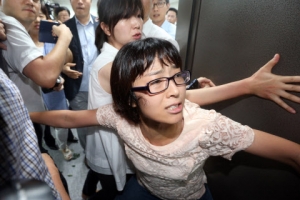 국정원, 통진당 이석기 의원 사무실 등 압수수색