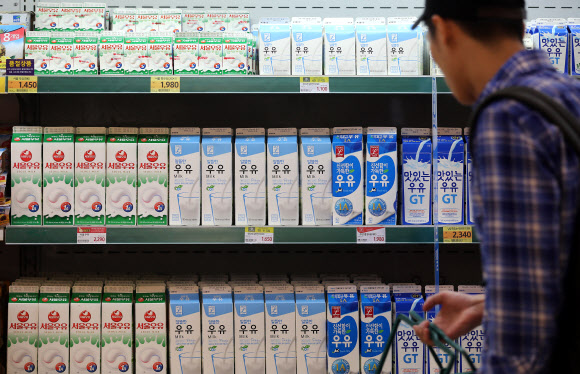 서울우유가 오는 30일부터 우윳값을 ℓ당 220원 올리기로 함에 따라 다른 우유업체들도 잇따라 비슷한 수준으로 가격을 올릴 전망이다. 연합뉴스