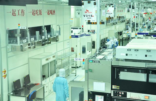 중국 내 반도체 공장 중 최고 수준의 생산량과 생산 기술을 자랑하는 SK하이닉스 공장에서 직원들이 쾌적한 분위기 속에 일하고 있다. SK그룹 제공