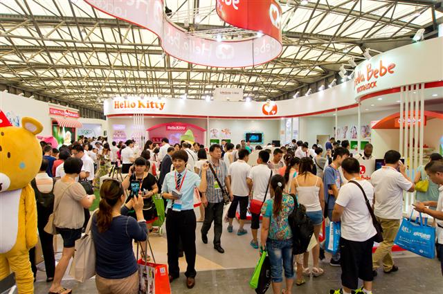 지난달 중국 상하이에서 열린 ‘2013 어린이유아임산부용품 박람회’에서 락앤락의 부스가 세계 유명 유아용품 업체들처럼 붐비고 있다. 락앤락 제공