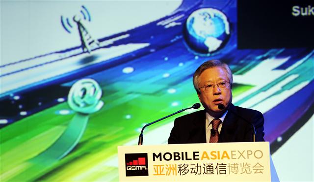 이석채 KT 회장이 지난달 중국 상하이에서 열린 ‘모바일 아시아 엑스포’에서 중국 사업의 중요성에 대해 기조연설을 하고 있다. KT 제공